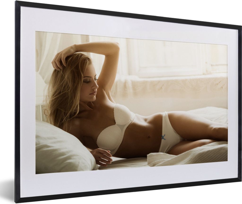 MuchoWow Gerahmtes Poster Frau in Dessous auf Bett 60x40 cm - Poster mit Schwarzem Bilderrahmen Wandposter Rahmen Foto Bilder - Schlafzimmer - Pl...