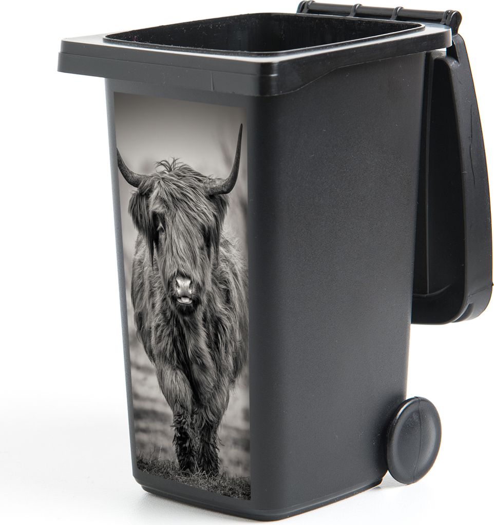 MuchoWow Mülltonnenaufkleber Schottischer Highlander - Porträt - Schwarz und Weiß 44x98 cm - Containeraufkleber - Aufkleber - Mülltonnen-Aufk...