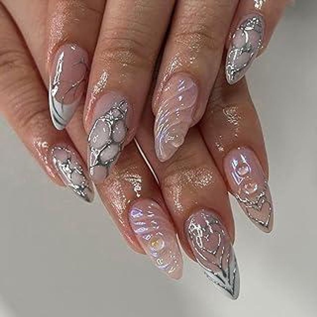 MouyouGlow Press on Nails Kurz,Almond Nude Rosa Silber Herz Print 3D Strass Wasserrippel Fake Nails mit Nagelkleber,Pink Weiss French Künstliche F...