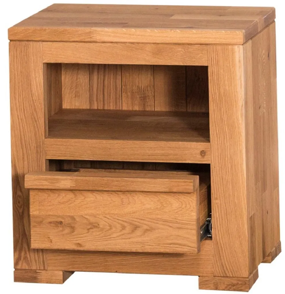 Aménager une chambre rustique avec cette table de chevet en bois clair
