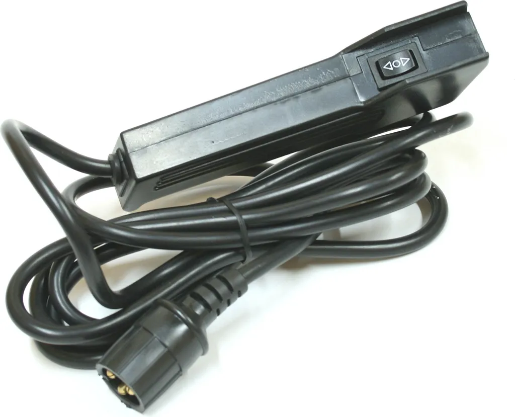 Treuil 12V Offroad avec câble robuste 907kg - Commande filaire incluse