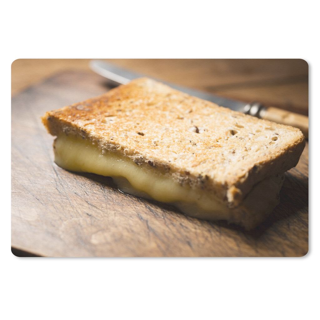 MuchoWow Schreibtischunterlage Toast mit geschmolzenem Käse auf einem Schneidebrett 60x40 cm - XXL Mauspad - Großes Mauspad