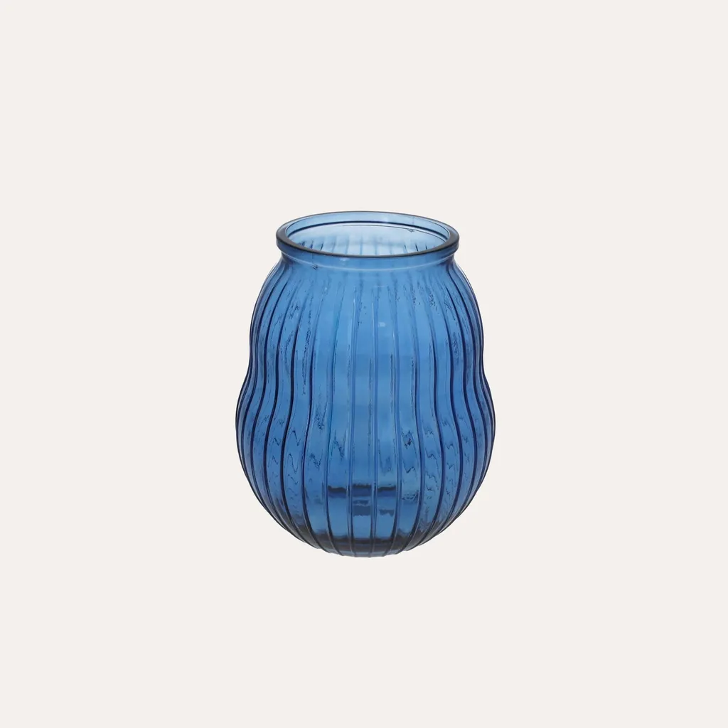 Vase bleu cobalt strié en verre : la solution pour un intérieur chic