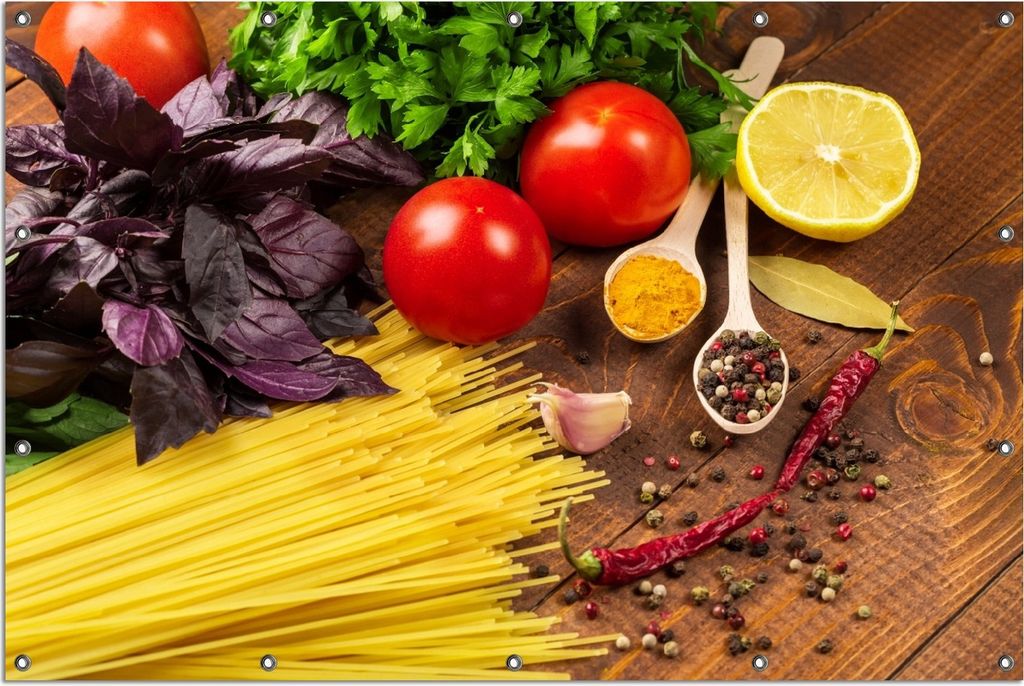 Wallario Outdoor-Poster für Garten oder Balkon, Motiv Italienisches Menü mit Spaghetti, Tomaten, Basilikum und Gewürzen, in ca. 120 x 180 cm