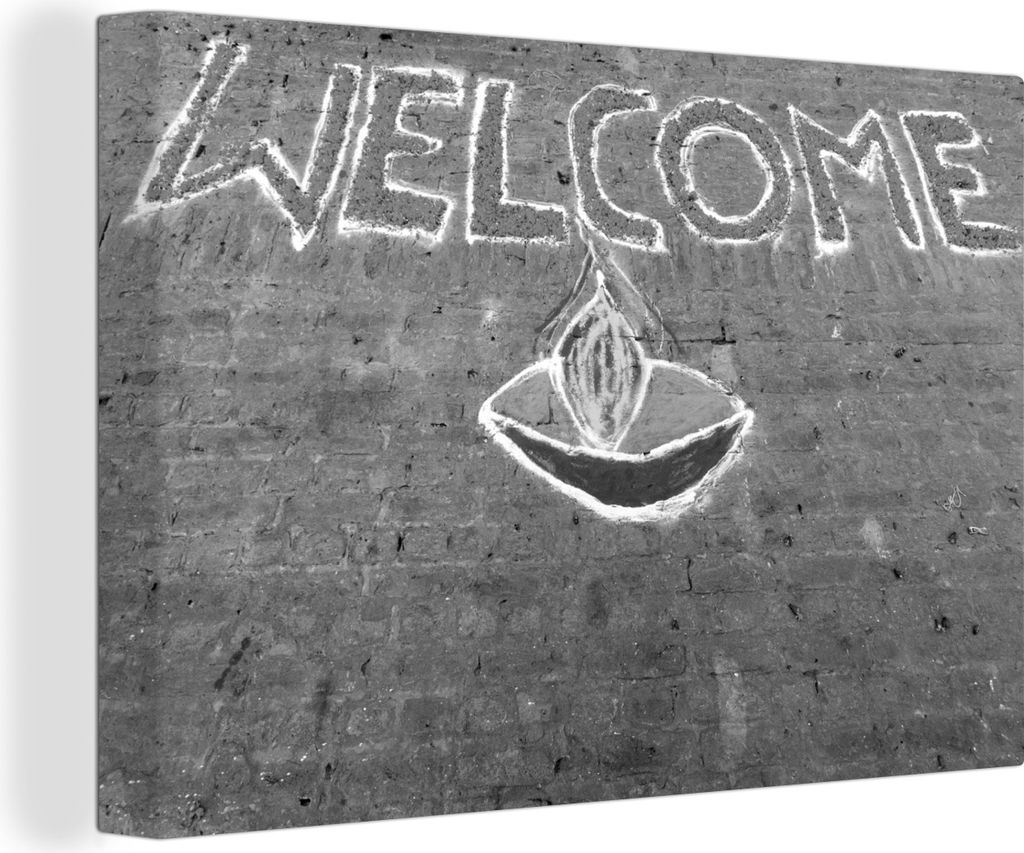 OneMillionCanvasses - Leinwandbilder - 140x90 cm, Ein Straßendekor mit Rangoli und Blumen zur Begrüßung der Besucher - schwarz-weiß, Wandbild...