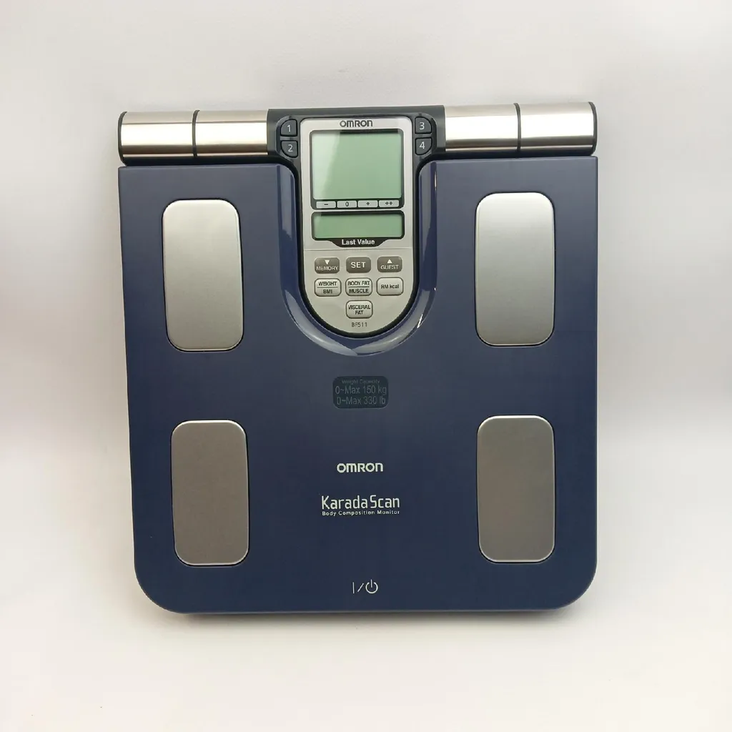 Bilancia Elettronica Omron BF511: Design Quadrato e Precisione Blu - 12