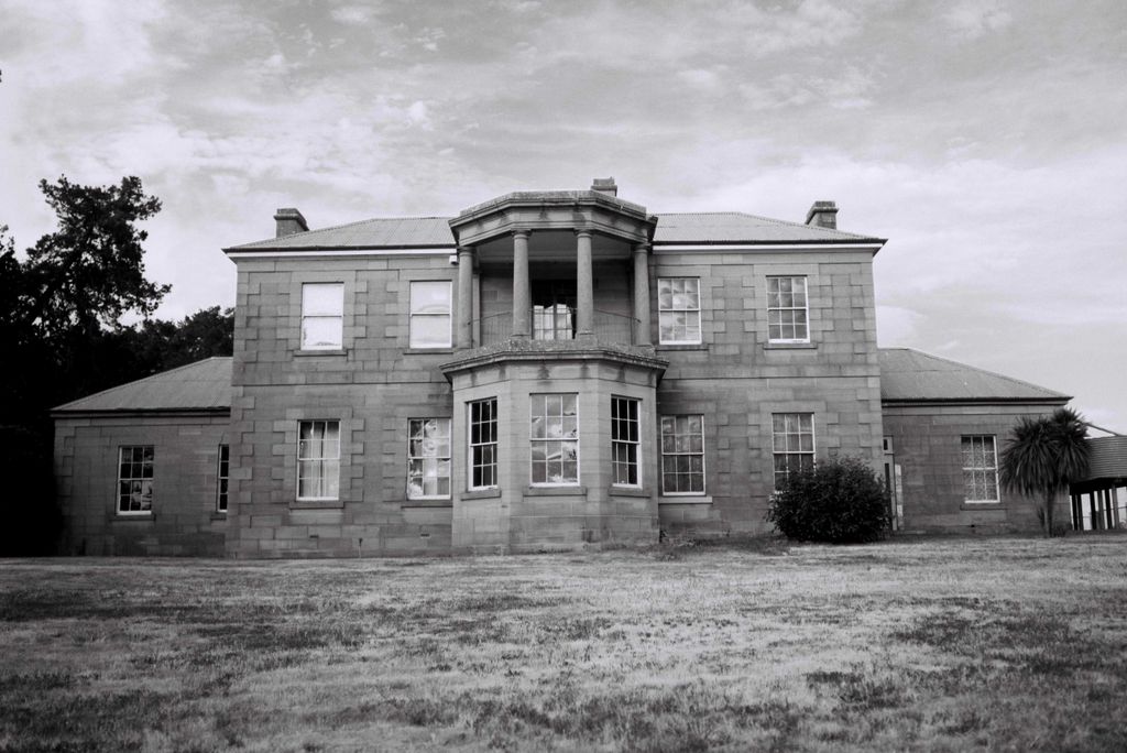 hansepuzzle 22768 - Tasmanisches Herrenhaus Puzzle, 2000 Teile, Gebäude, 90,0 x 60,0cm mit hochwertiger Aufbewahrung, Kartonbox & Beutel