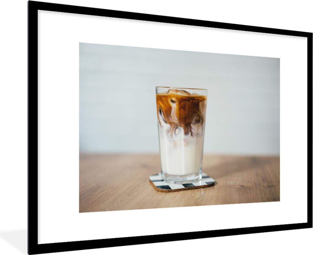 MuchoWow Gerahmtes Poster Eine Tasse Eiskaffee auf einem Holztisch 90x60 cm - Poster mit Schwarzem Bilderrahmen Wandposter Rahmen Foto Bilder - W...