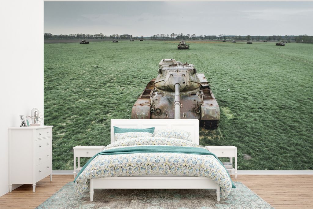 MuchoWow Fototapete für Wohnzimmer oder Schlafzimmer Wandtapete Vinyl Motivtapete Wiese mit verlassenen Tanks - 350x260 cm - Wohnzimmer-Tapete