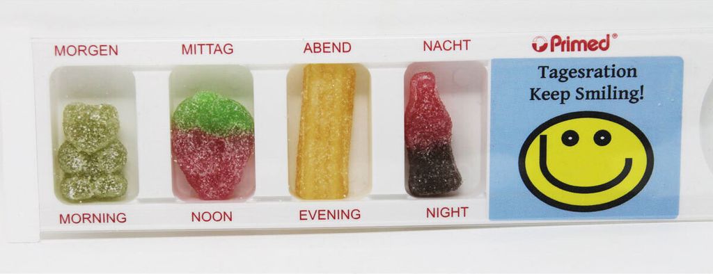 Tablettenbox Keep Smiling gefüllt mit Fruchtgummi Produktbild 