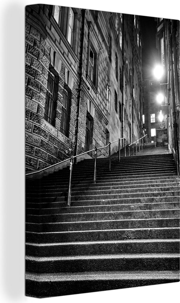 OneMillionCanvasses - Leinwandbilder - 90x140 cm, Treppe der Royal Mile bei Nacht - schwarz-weiß, Wandbilder Kunstdruck Wanddekoration - Wandsch...