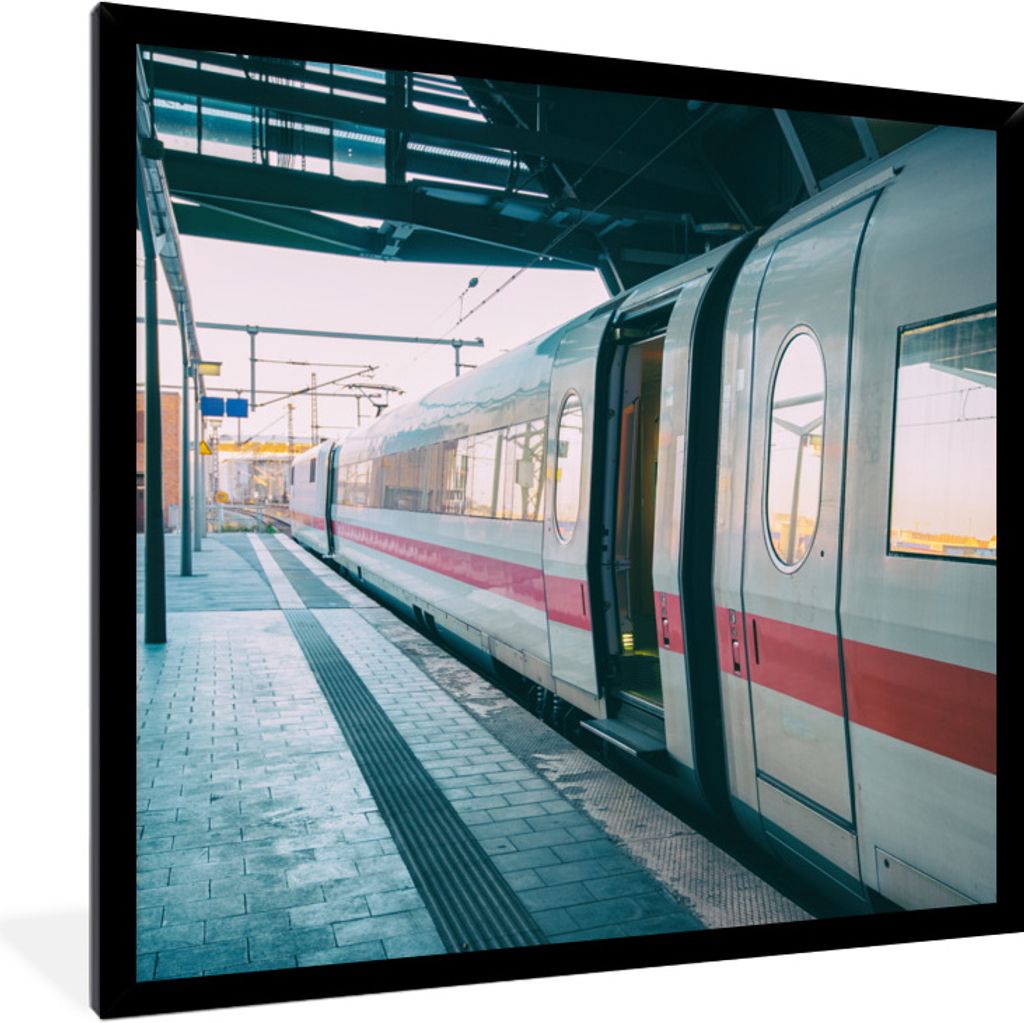 MuchoWow® Gerahmtes Poster Schöner Zug auf dem Bahnsteig Produktbild 