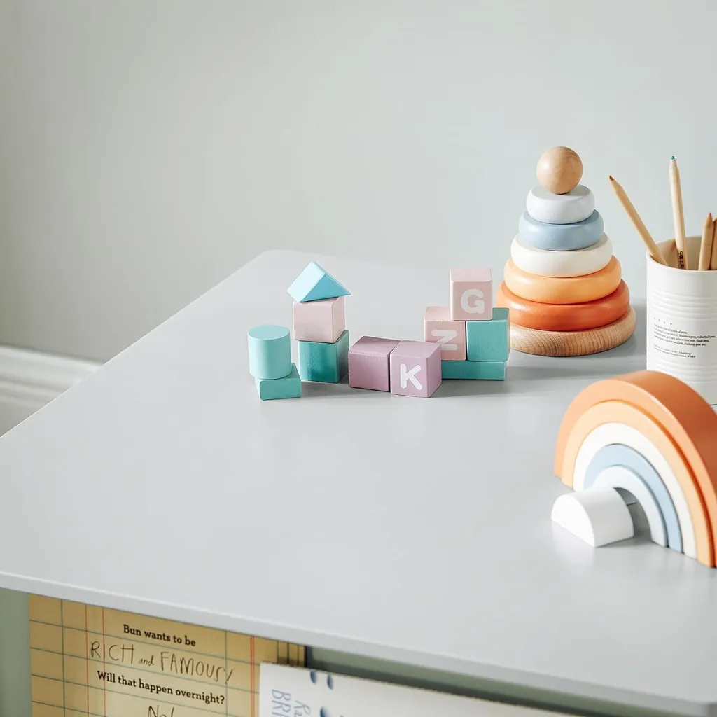 Bureau pour Enfant avec 2 Chaises et Étagères de Rangement Intégrées - 9