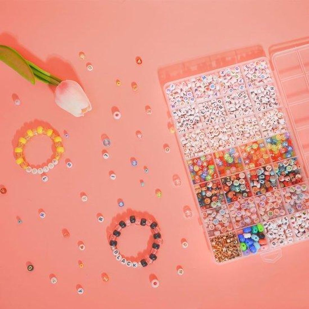 Famanu Buchstabenperlen Set 1400 Stück – 7 mm runde Alphabetperlen + Herz- und Smileyperlen – Mit elastischem Band