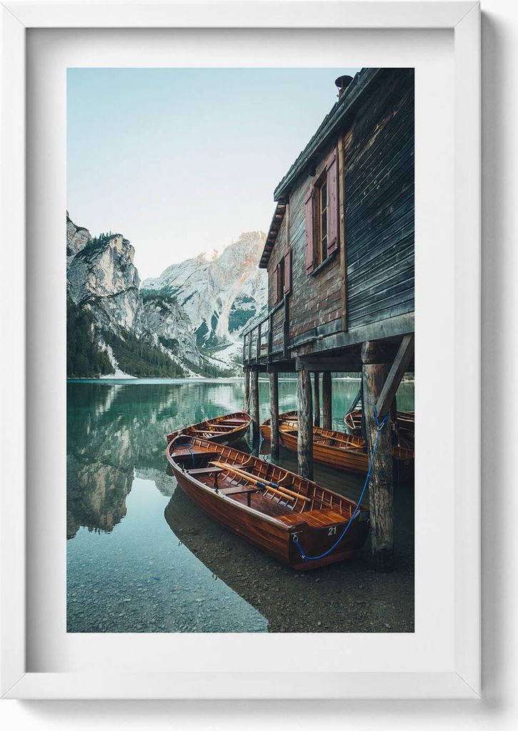 Berghütte an einem See und ein Boot– Wandbild mit Rahmen – Gerahmtes Bild – Wanddekoration – 40x60 cm – Weiß
