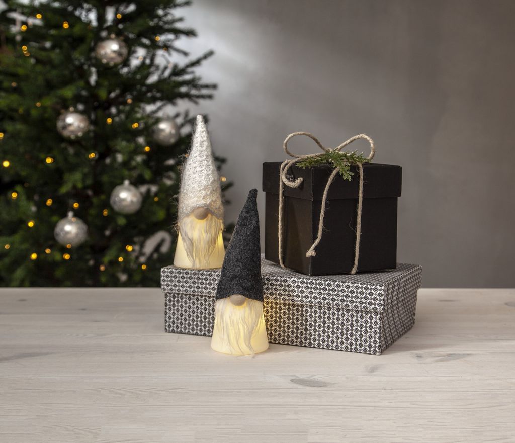 Weihnachtswichtel Joylight grau mit Mütze Timer H 18cm