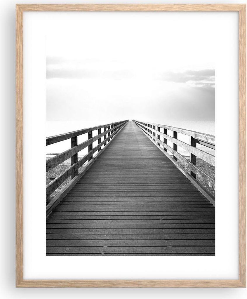 Gerahmtes Poster - Rahmen in heller Eiche - Pier Perspektive Schwarzweiß - 40x50 cm - Wand Bild - Wanddeko - Wandbilder - Kunstposter - Wandposter...