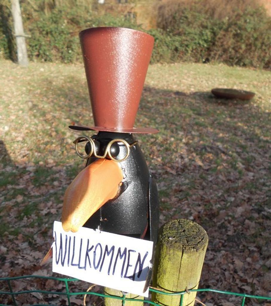 Zaunfigur Zaunhocker Rabe mit Zylinder und Schild: "Willkommen" 23 cm