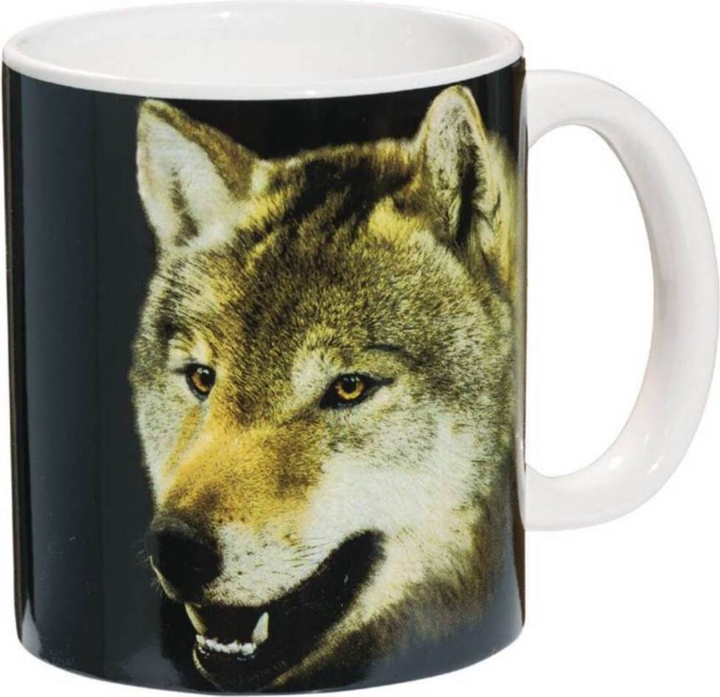Tasse grauer Wolf auf schwarzem Hintergrund