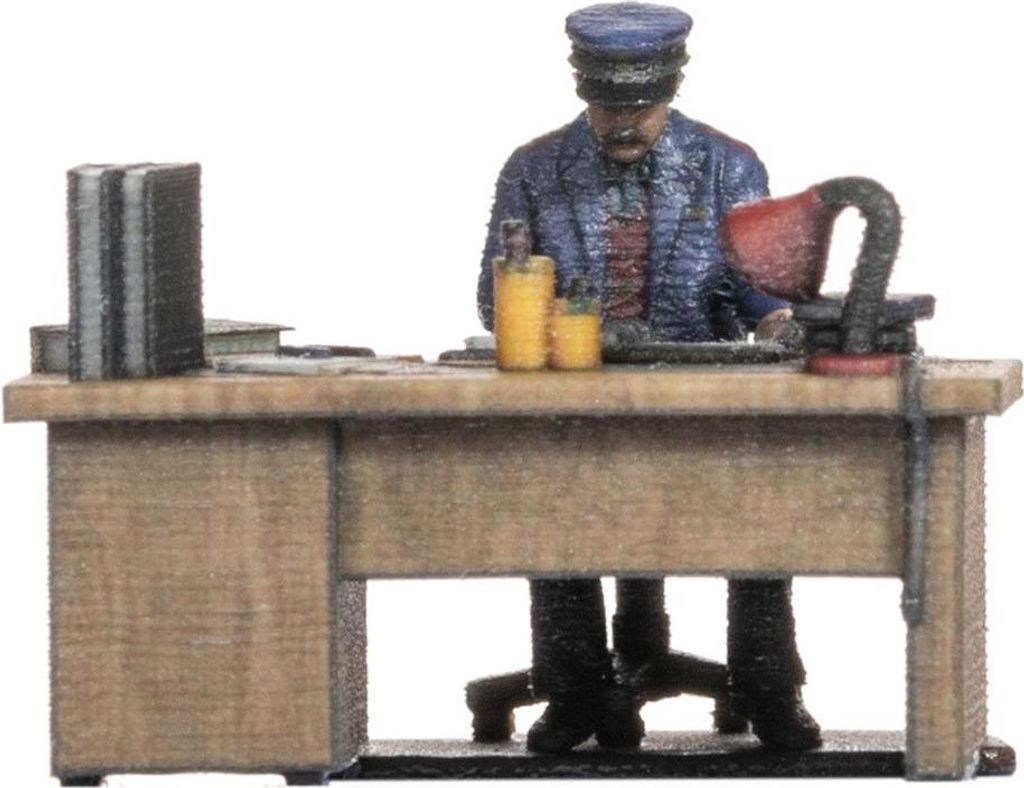 NOCH H0 Bahnbeamter am Schreibtisch, Modellbau Figur für H0 Maßstab, ideal für Dioramen und Modelleisenbahnanlagen
