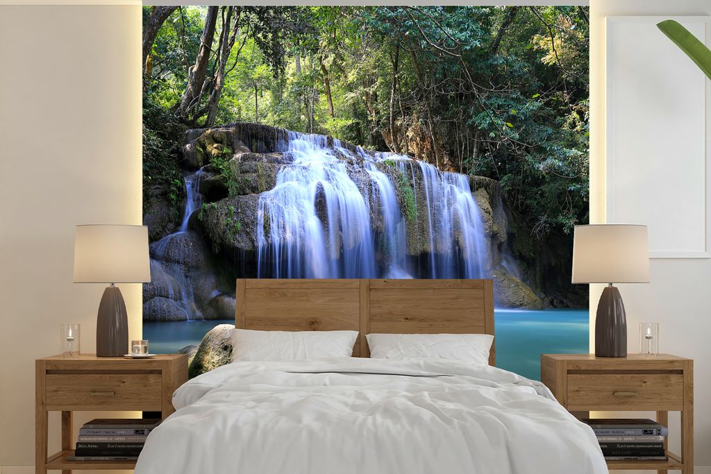MuchoWow Fototapete für Wohnzimmer oder Schlafzimmer Wandtapete Vinyl Motivtapete Felsen unter den Wasserfällen des Erawan-Nationalparks - 280x...
