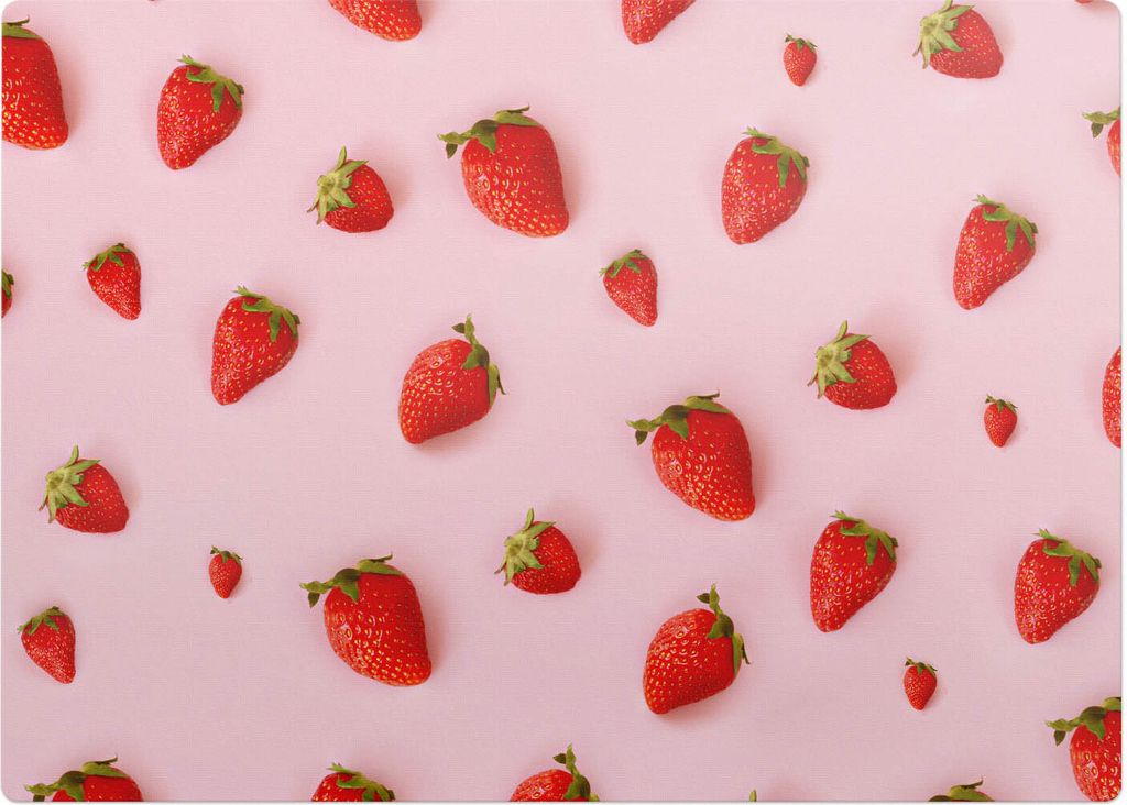 Erdbeeren auf einem pastellfarbenen Hintergrund – Bodenschutzmatte – Stuhlunterlage 140x100 cm – Rutschfest – Hartbodenmatte