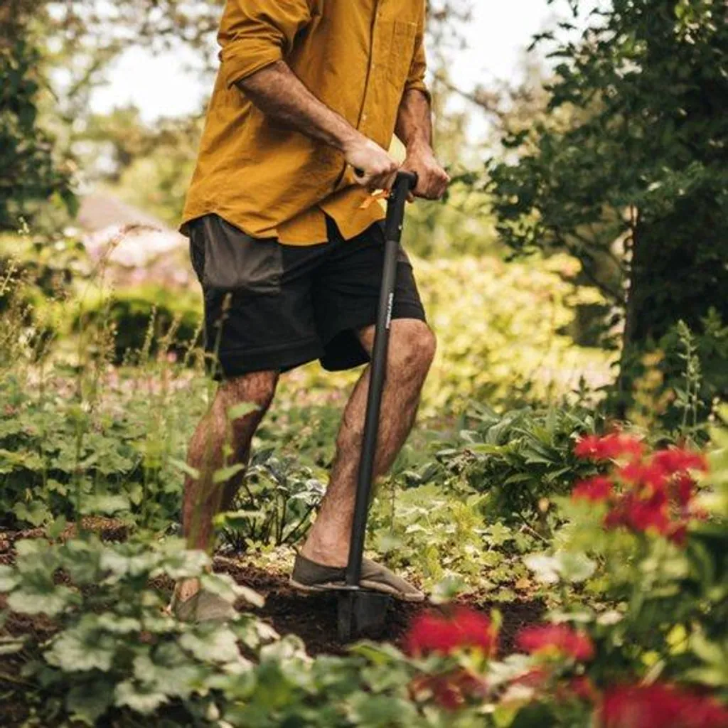 Planteur de bulbes Fiskars avec manche long - Confort et acier renforcé