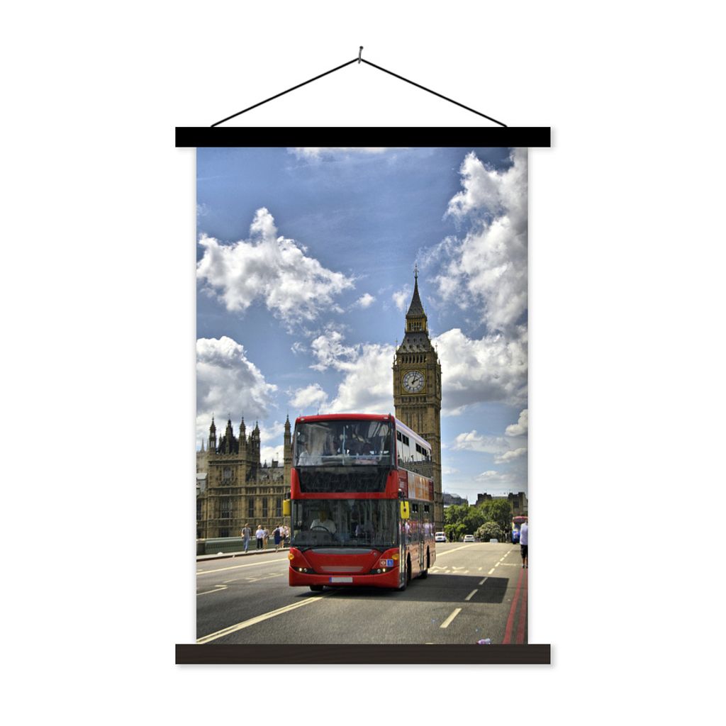 MuchoWow Textilposter Ein roter Bus mitten in London 40x60 cm mit schwarzem Rahmen - Wanddekorationen