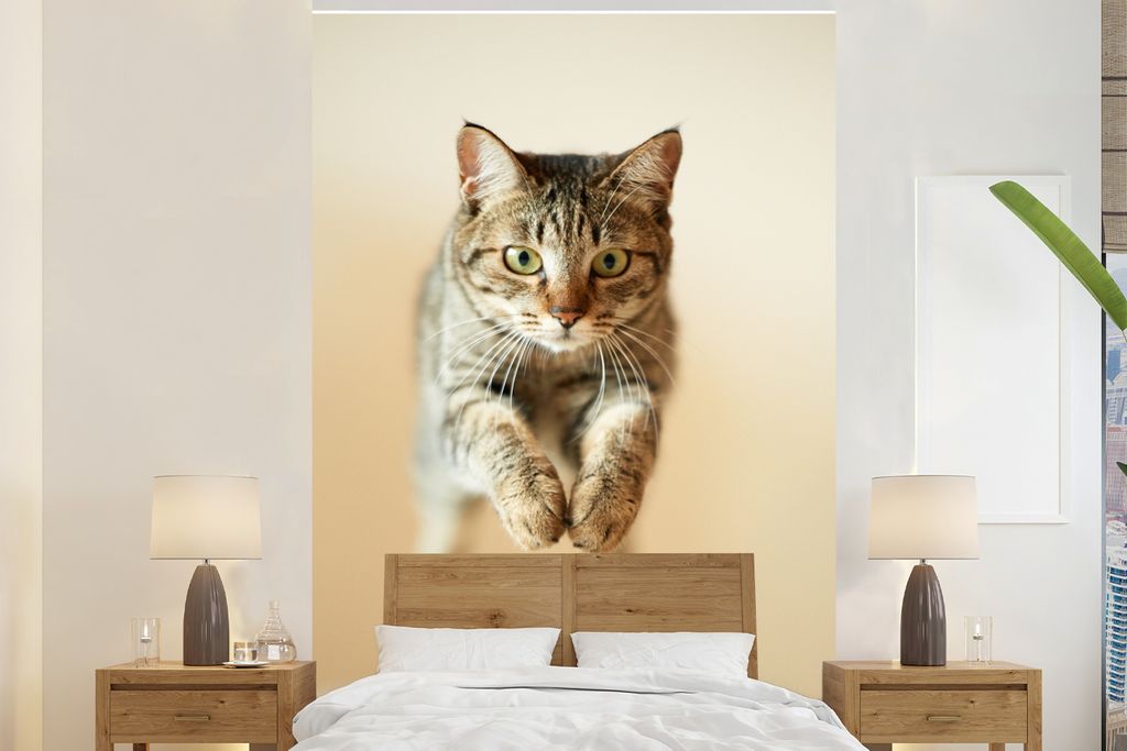 MuchoWow Fototapete für Wohnzimmer oder Schlafzimmer Wandtapete Vinyl Motivtapete Katze - Braun - Springen - 170x260 cm - Wohnzimmertapete