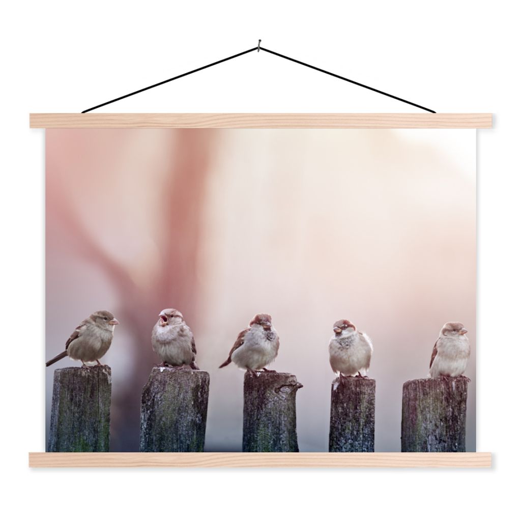 MuchoWow Textilposter Vögel - Spatzen - Pfähle - Holz 60x45 cm mit holzfarbenen Rahmen - Bild