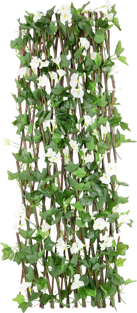 Sichtschutz aus Weide mit Blättern und weißen Blüten