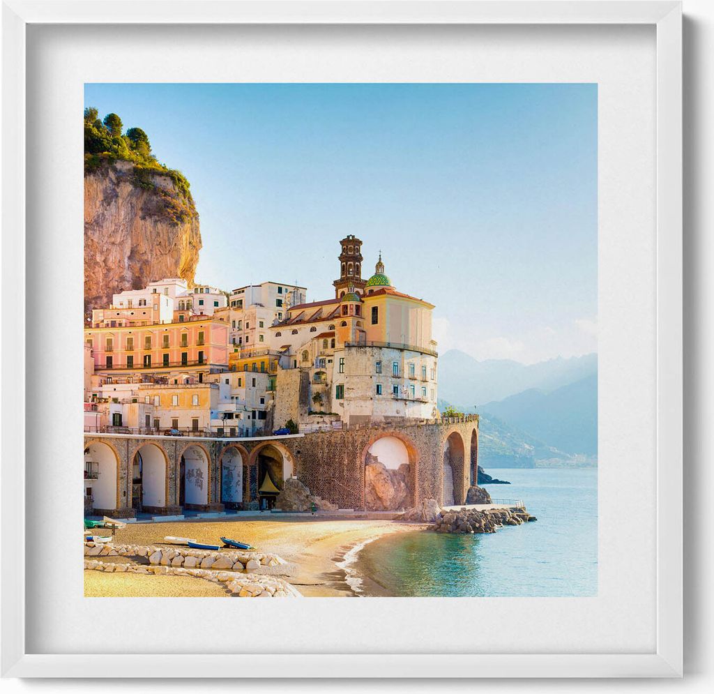 Waterfront mit Strand und Meer Italien– Wandbild mit Rahmen – Gerahmtes Bild – Wanddekoration – 50x50 cm – Weiß Rahmen