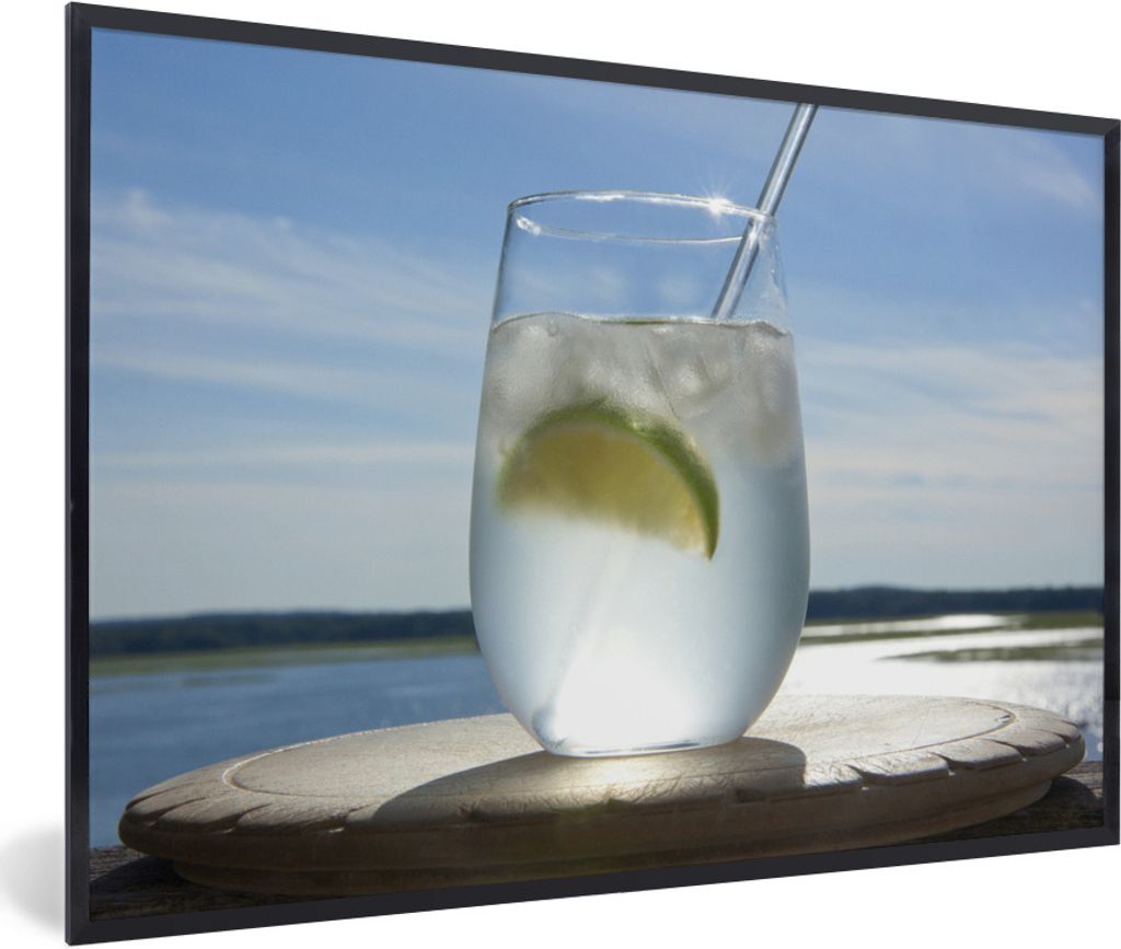 MuchoWow Gerahmtes Poster Ein Gin Tonic am blauen Meer 90x60 cm - Poster mit Schwarzem Bilderrahmen Wandposter Rahmen Foto Bilder - Fotorahmen - ...