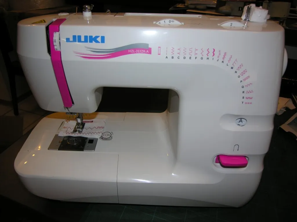 Juki HZL-353ZR Machine à coudre bras libre avec enfileur et capot