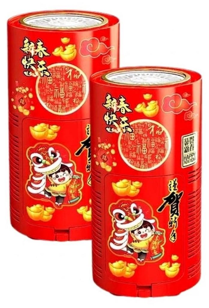 Zwei rote zylindrische chinesische Neujahrskracher-Spielzeuge mit goldenen Akzenten und Illustrationen eines Löwentanzes und eines Kindes