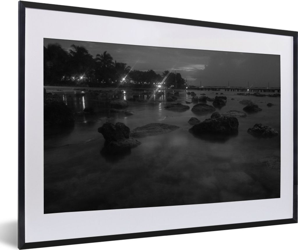 MuchoWow MuchoWow Gerahmtes Poster Strandlichter auf der Isla Mujeres am Morgen - Schwarz und Weiß 60x40 cm - Poster mit zchwarzem Bilderrahme...