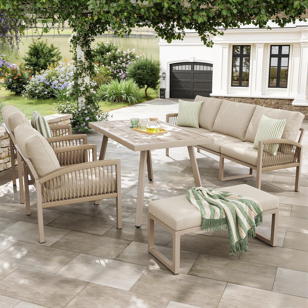Handgeflochtenes Gartensofa für 7 Personen – Terrassenmöbel-Set mit Eisengestell, beigen Polstern, Tisch (Holzoptik-Glas) & 2 Sesseln, wetterfe...