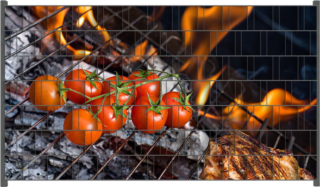Wallario Zaunsichtschutz mit Motiv Tomaten und Steak auf einem Grill für Ein- und Doppelstabmatten Zäune in der Größe 250 x 140 cm