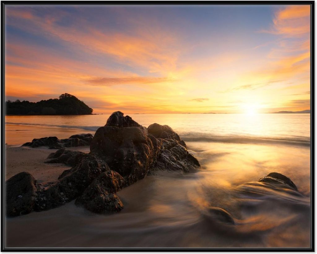Wallario Wandbild Sonne über dem Meer mit Felsenlandschaft, Größe: 40,30 x 50,30 cm, Poster mit schwarzem Aluminiumrahmen