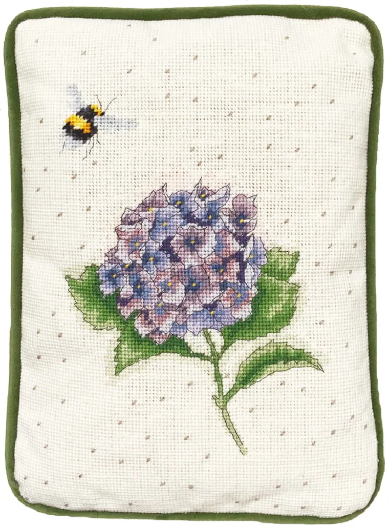 Coussin à broder canevas pour décoration salon Bothy Threads DIY