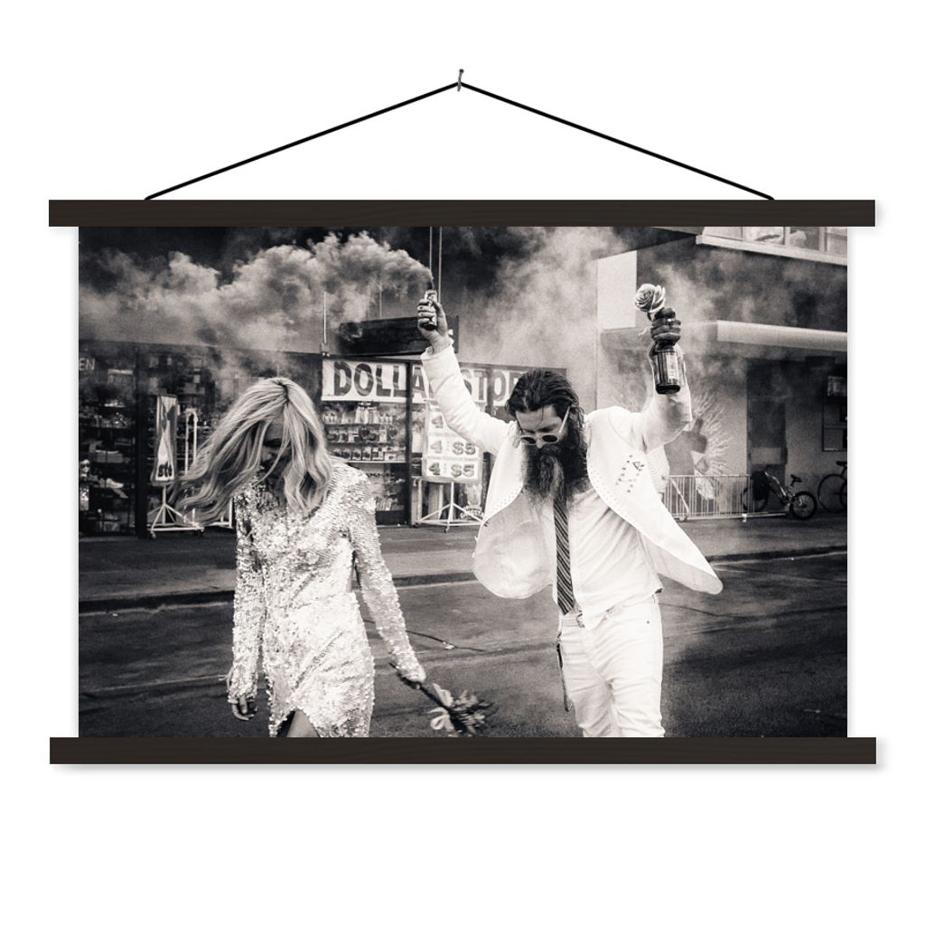 MuchoWow Textilposter Las Vegas - Party - Ehepaar - Schwarz und weiß 150x100 cm mit schwarzem Rahmen - Schlafzimmer