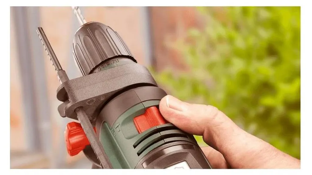 Perceuse à percussion Bosch EasyImpact 630W + 33 accessoires : le kit - 2