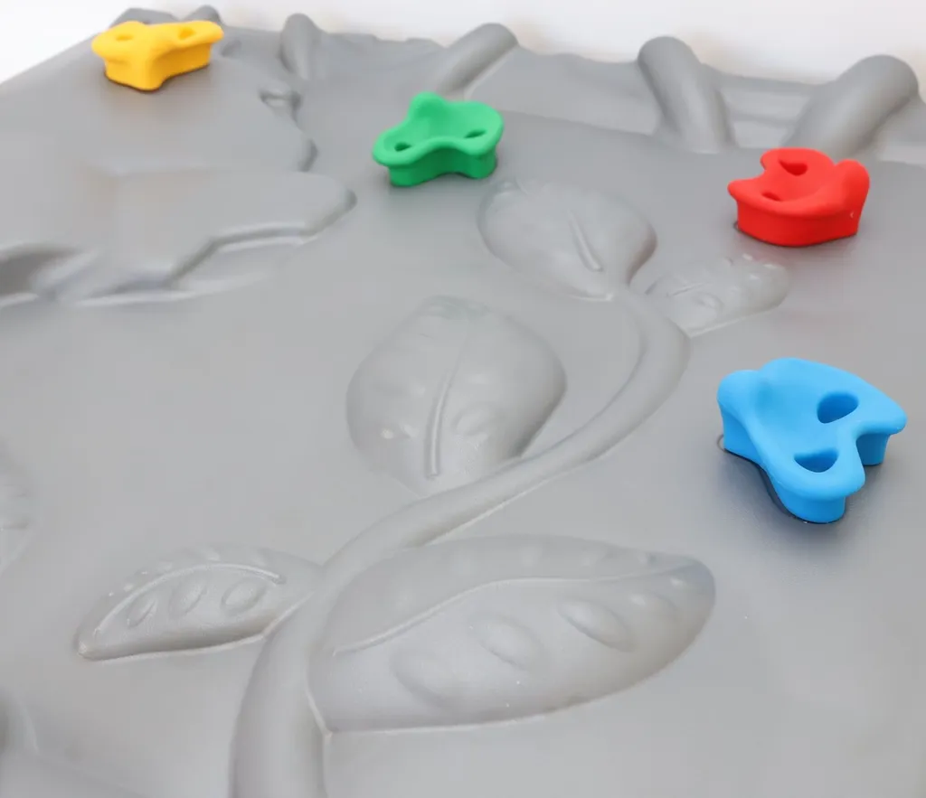 Mur d'escalade gris plastique avec surface antidérapante et durable