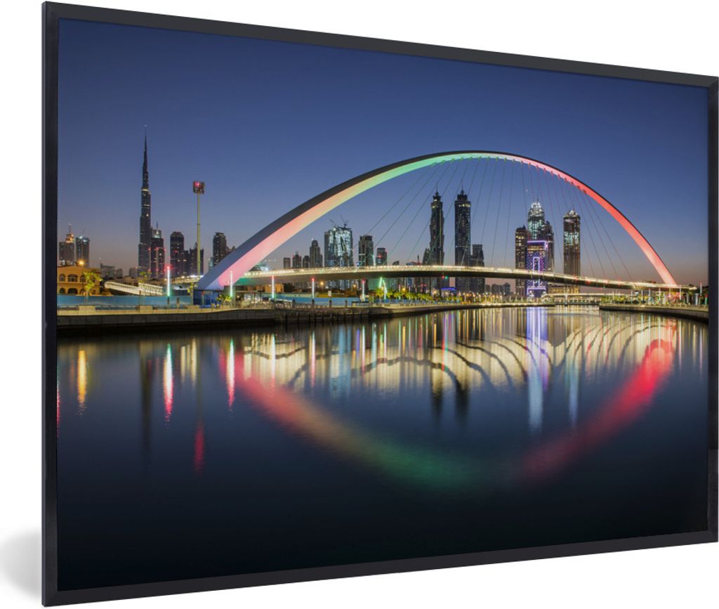 MuchoWow Gerahmtes Poster Eine schöne Regenbogenbrücke über dem Wasser von Dubai 90x60 cm - Poster mit Schwarzem Bilderrahmen Wandposter Rahme...