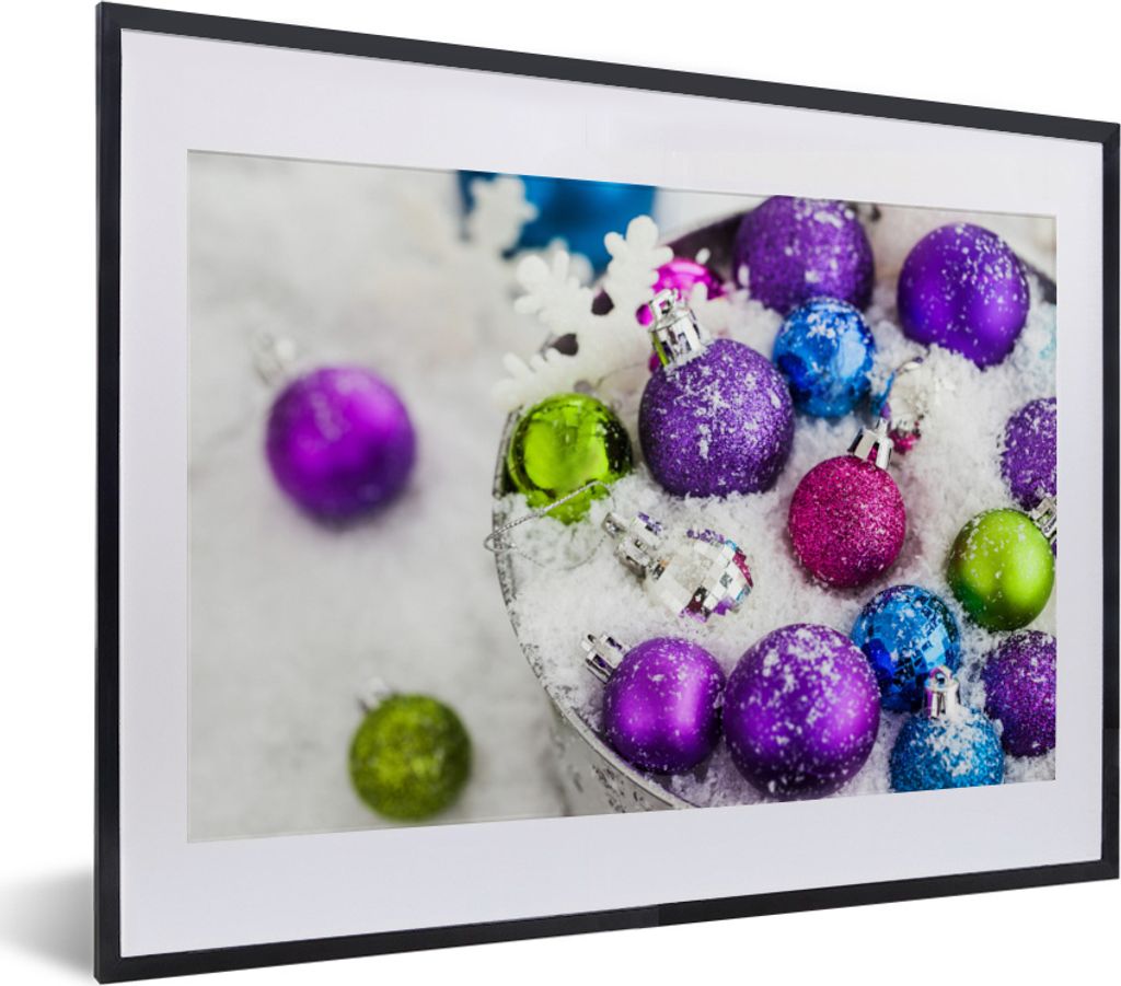 MuchoWow MuchoWow Gerahmtes Poster Weihnachtskugeln im Schneekübel 40x30 cm - Poster mit zchwarzem Bilderrahmen - Bilderrahmen - Poster im Rahmen