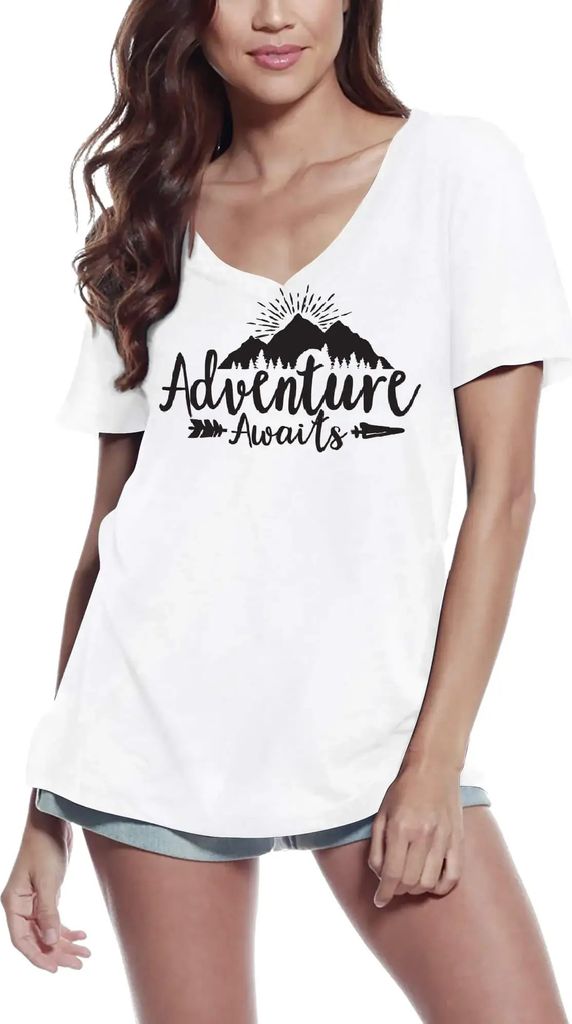 Damen Grafik T-Shirt V-Ausschnitt Das Abenteuer wartet - – Adventure Awaits - – Öko-Verantwortlich Vintage Jahrgang Kurzarm Lustige Druck Gebu...