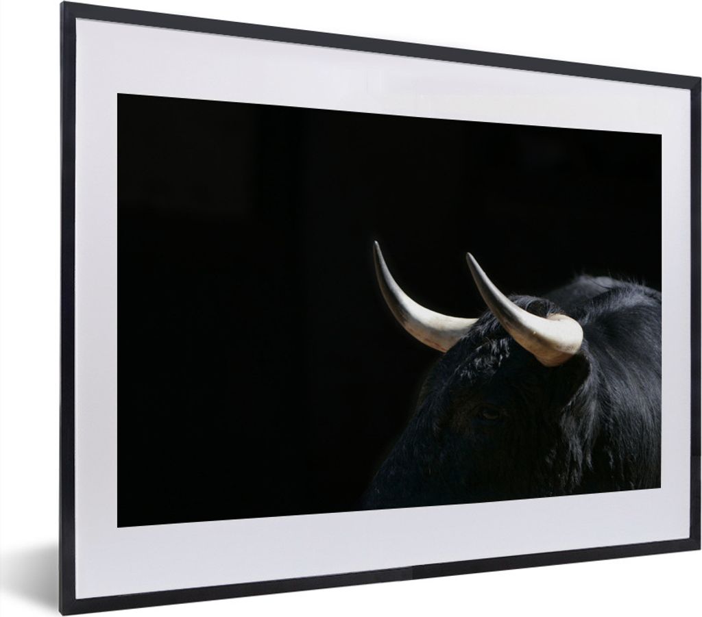 MuchoWow MuchoWow Gerahmtes Poster Ein Foto von einem schwarzen Stier vor einem schwarzen Hintergrund 40x30 cm - Poster mit zchwarzem Bilderrah...