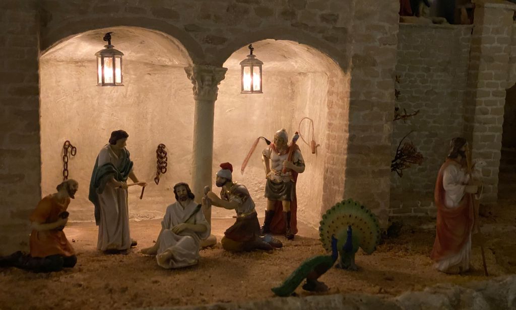 FADEDA Toilettenhäuschen Krippenfigur - Handbemalt, Holz, 10 Cm