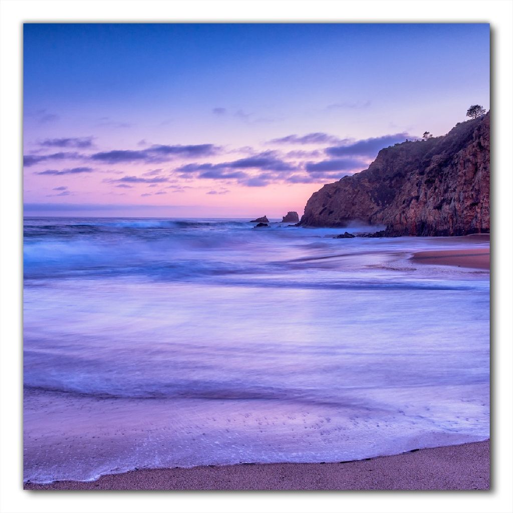 Wallario selbstklebende Möbelfolie/ Tischdecke für Innen und Außen, Größe: 70 x 70 cm - Kalifornischer Strand am Abend mit Felsenküste