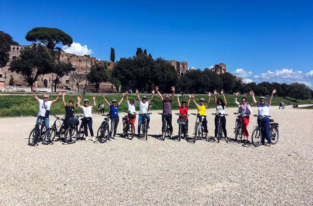 Jochen Schweizer E-Bike Tour durch Rom; Erlebnis verschenken oder selbst erleben; Gutschein gültig für 1 Person Gruppengröße: 6 - 15 Personen